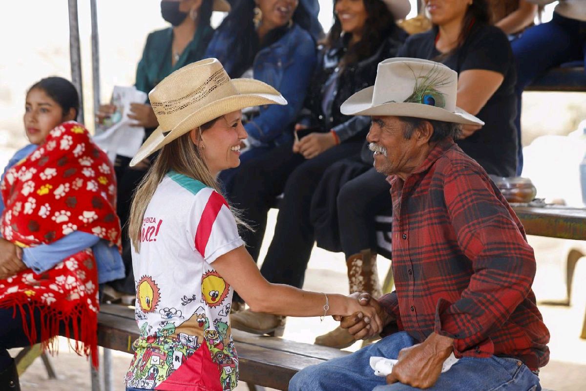 Daniela de los Santos realiza camaña mano a mano