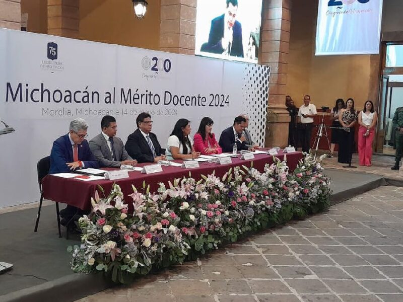 Entregan la medalla al mérito docente en Michoacán