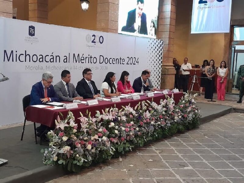 Medalla Michoacán al Mérito Docente, para apuntalar candidatura de diputada