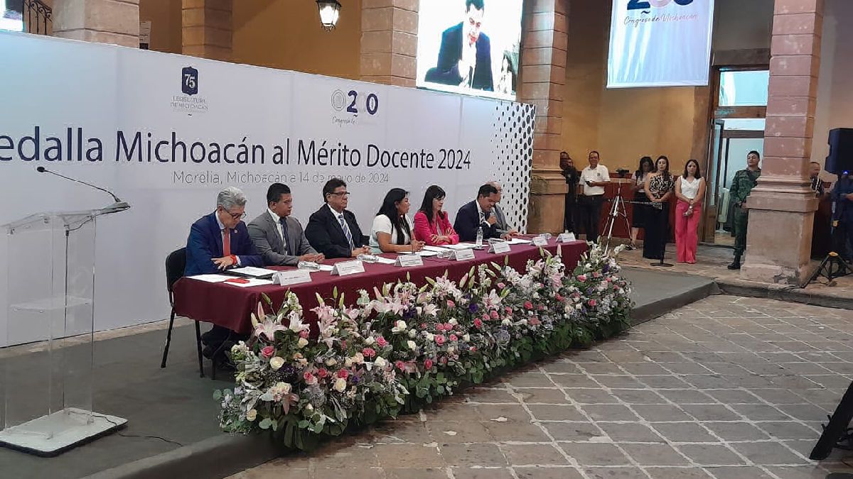 Entregan la medalla al mérito docente en Michoacán