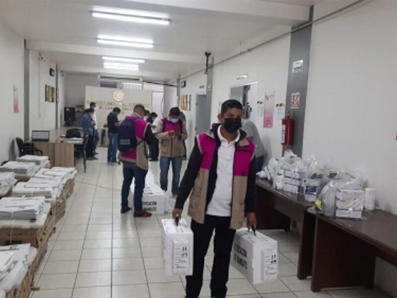 Entregan paquetes electorales a la Mesa de Casilla