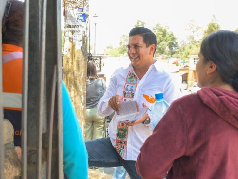 Oscar Escobar presenta propuestas a comerciantes del Muelle de San Pedrito