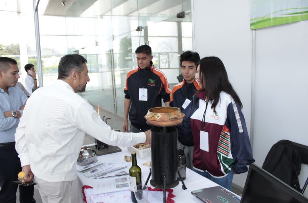 estudiantes del Cecytem destacan con estufa ecológica