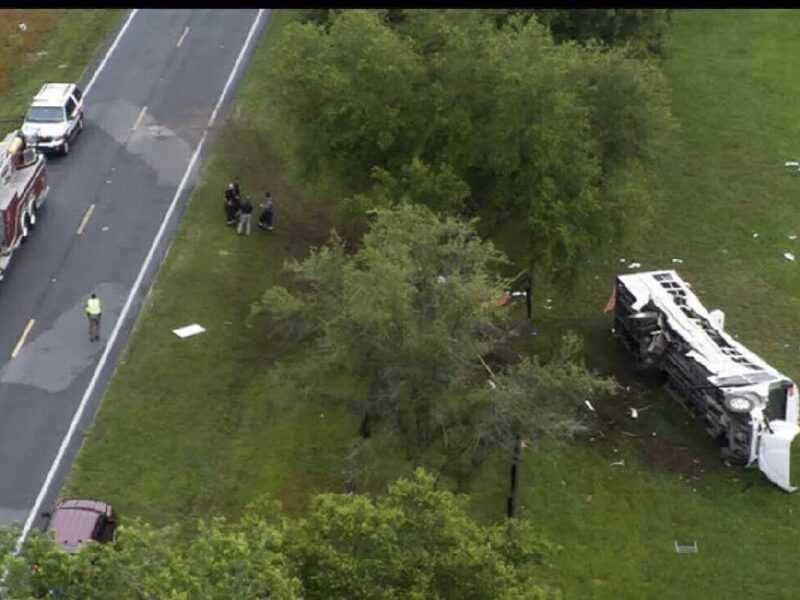 Fallecen 8 mexicanos en accidente de autobús en Florida: niegan fianza a conductor