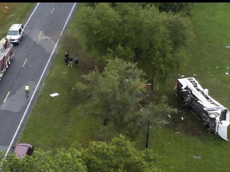 Fallecen 8 mexicanos en accidente de autobus en Florida: niegan fianza a conductor