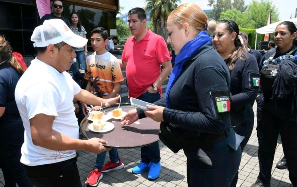 Festivla Michoacán de Origen Madres policía