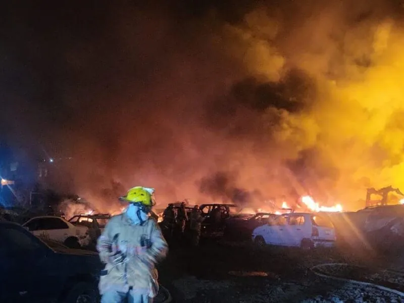 Devastador incendio en Uruapan destruye más de 100 autos en corralón
