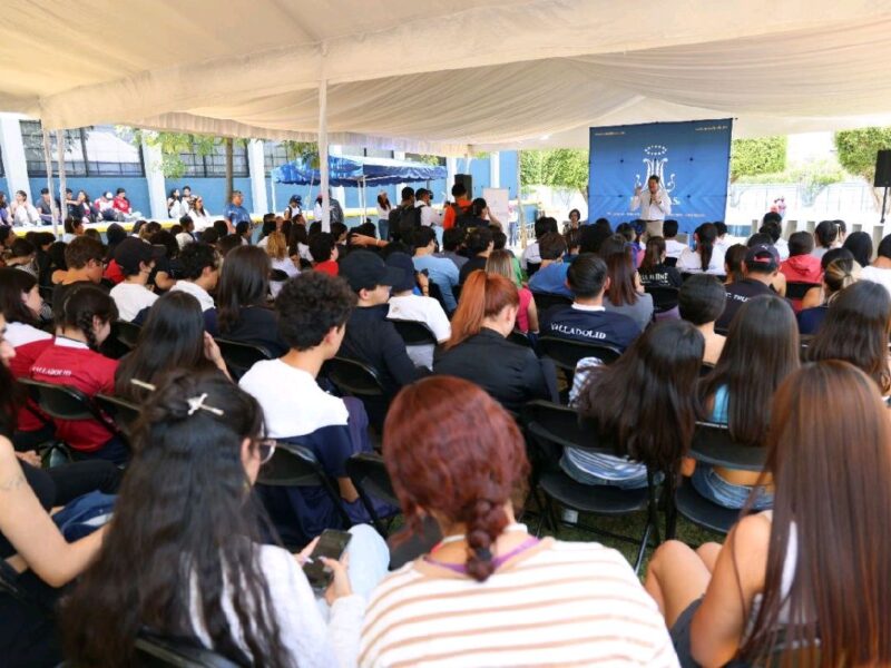 Alfonso destaca eficientar movilidad pública durante encuentro con estudiantes universitarios