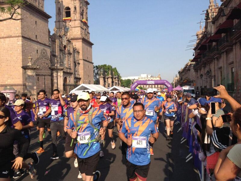más de 800 participantes registró la carrera atlética La Violeta