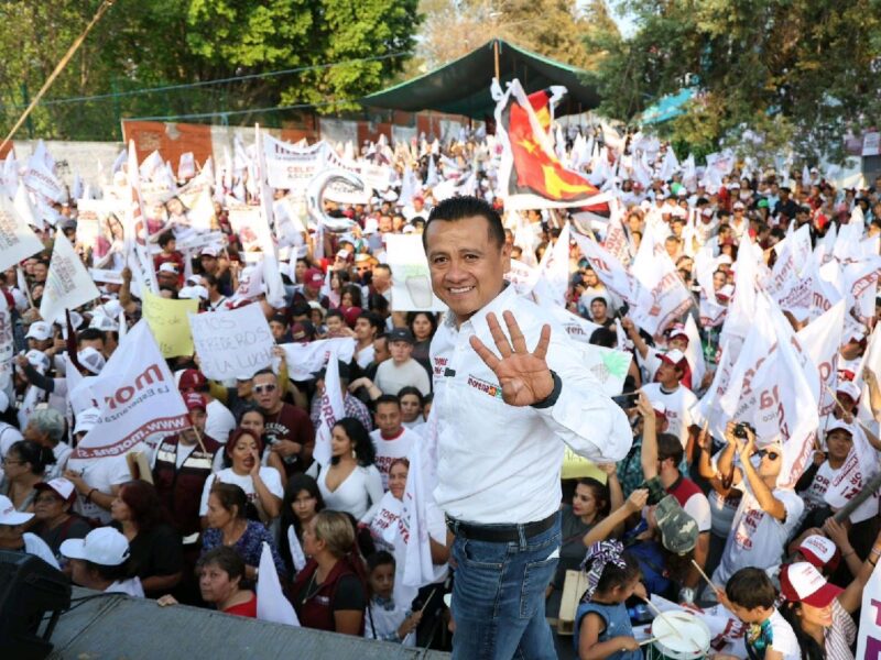 Morena Morelia Carlos Torres Piña 1