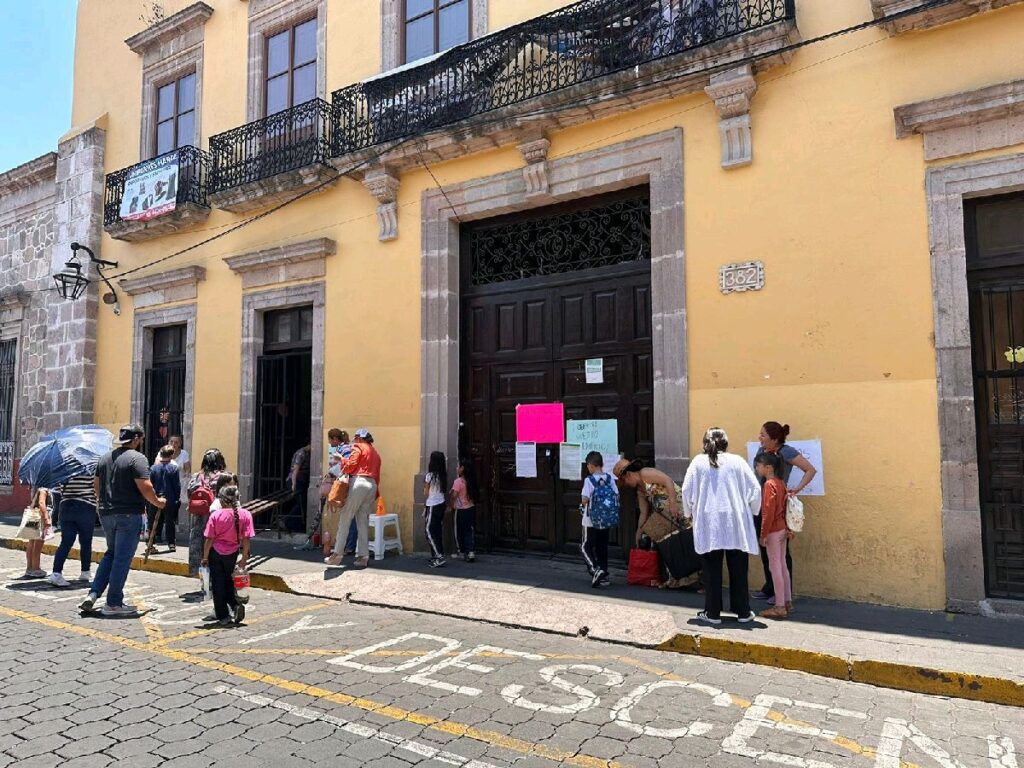 Padres de familia exigen respuesta a su demanda del plantel en Morelia