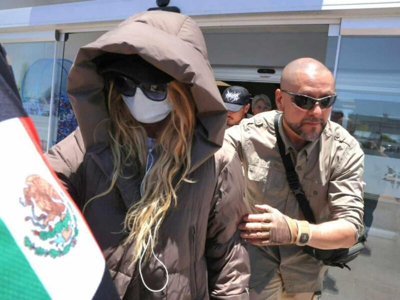 paulina rubio con chamarra invernal