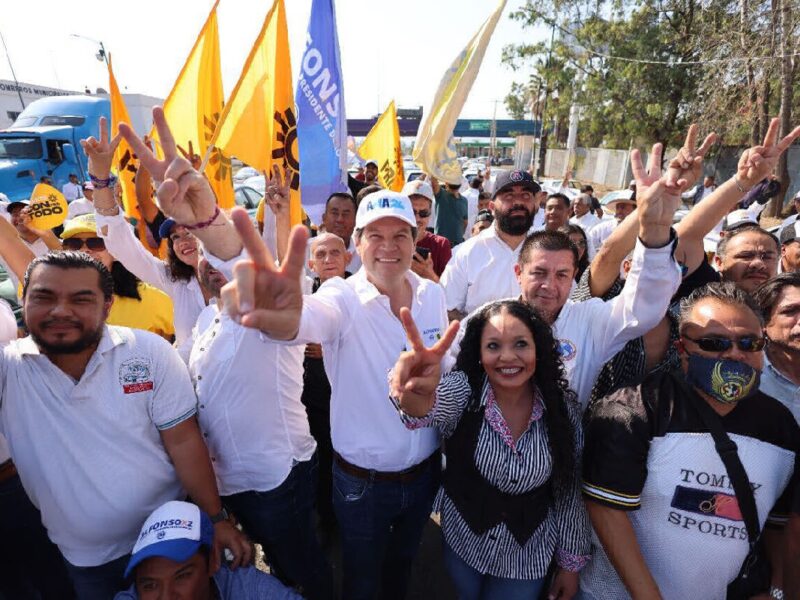 Respaldan 13 organizaciones de taxistas a Alfonso Martínez