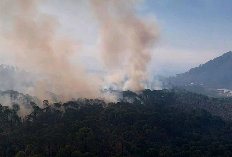 usan helicóptero contra incendio forestal en Uruapan