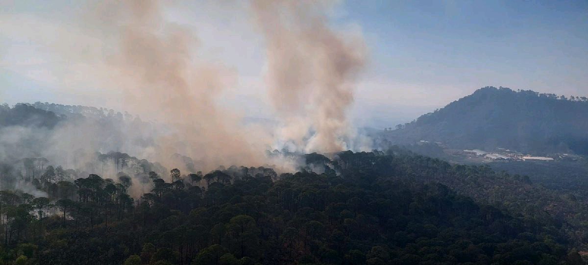 usan helicóptero contra incendio forestal en Uruapan