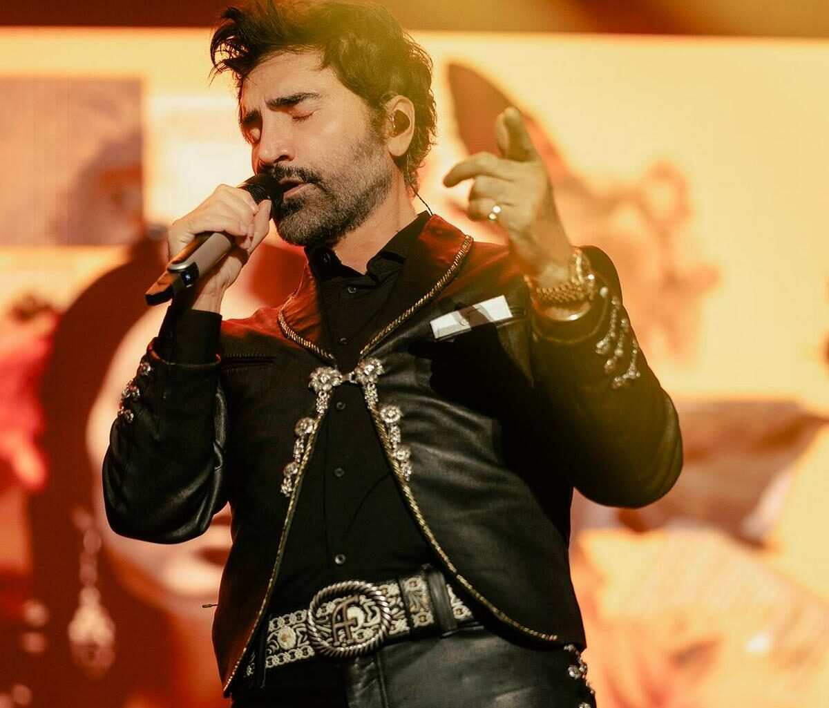 Alejandro Fernández causa escándalo con sus pantalones