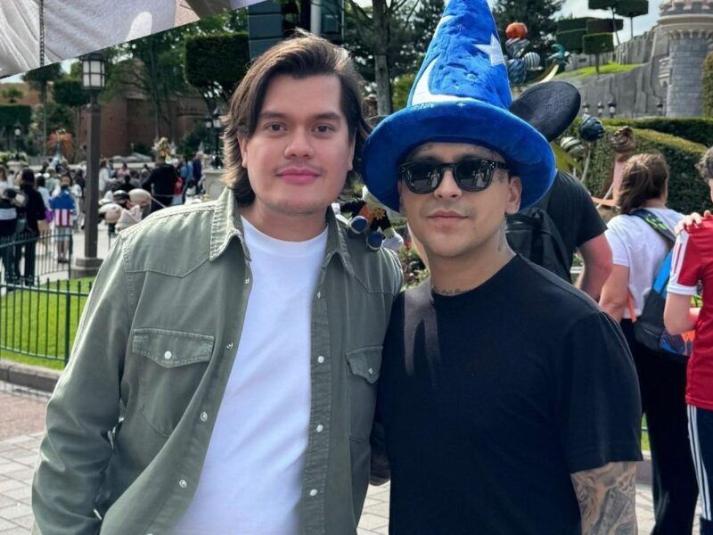 Christian Nodal fue visto en Disneyland París