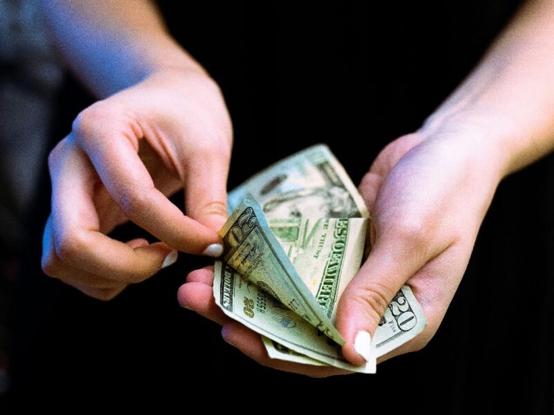 Dolar al alza, alcanza un precio de 18.30 pesos.
