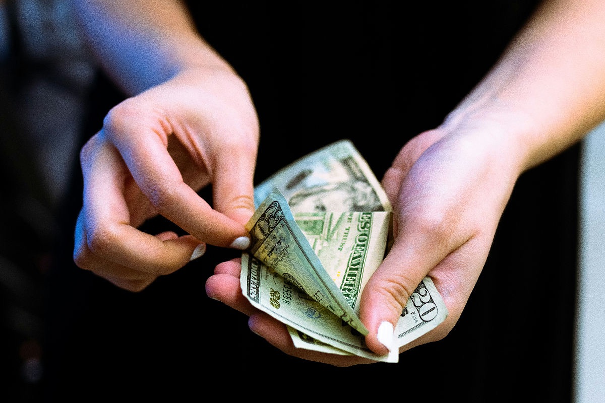 Dolar al alza, alcanza un precio de 18.30 pesos.