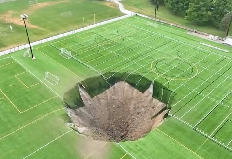Imagen del socavón en cancha de futbol
