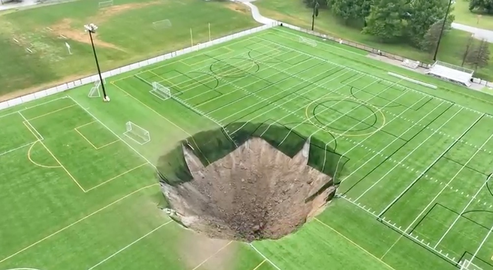 Imagen del socavón en cancha de futbol