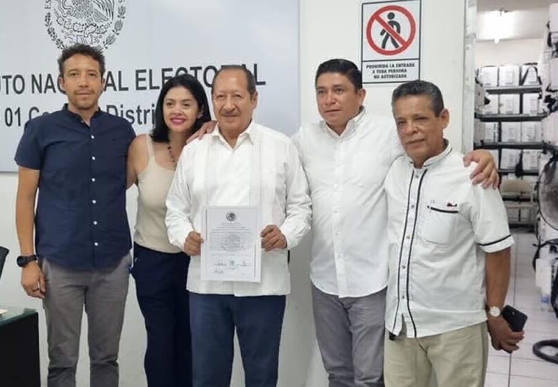 Leonel Godoy acreditado como diputado en reelección de Lázaro Cárdenas