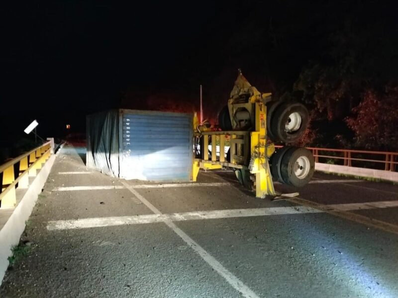 Accidente de tráiler en la autopista Siglo XXI