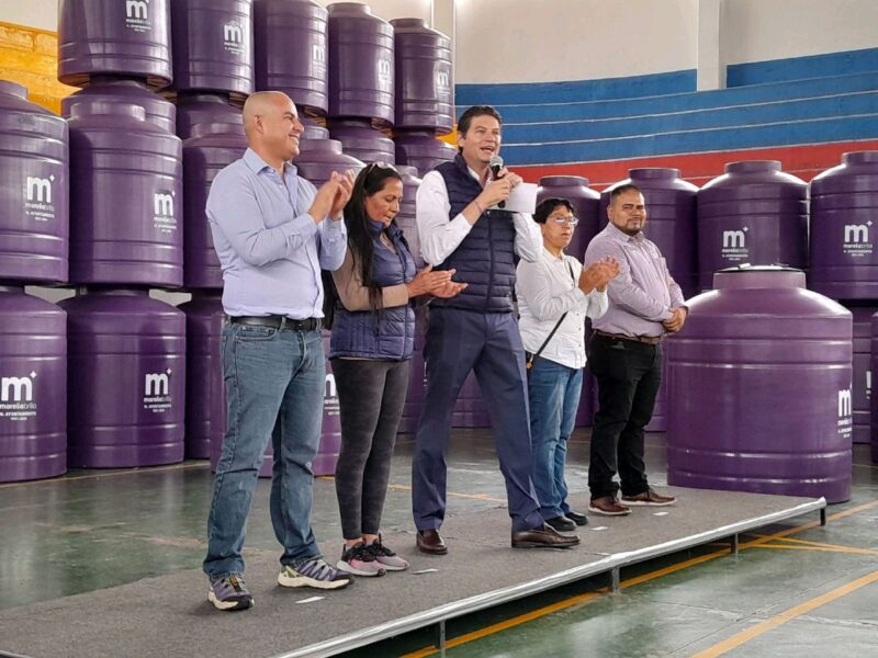 Alfonso entrega tinacos a quienes le votarón en Morelia