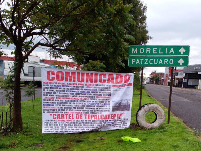 amanecen narcomantas en vialidades de Uruapan