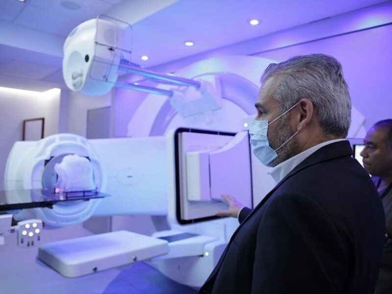 Conoce Bedolla equipo avanzado en tecnología contra el cáncer para Michoacán