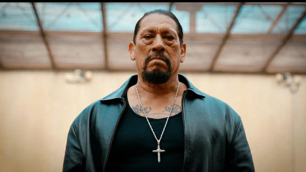 Danny Trejo protagoniza pelea en defile patriótico en EU