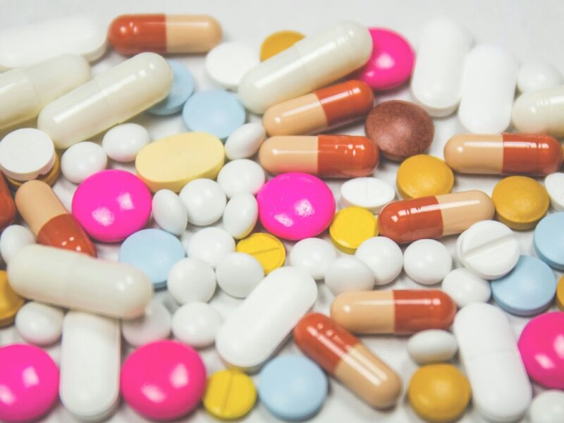 Interviene Cofepris en regulación de farmacéutica en México