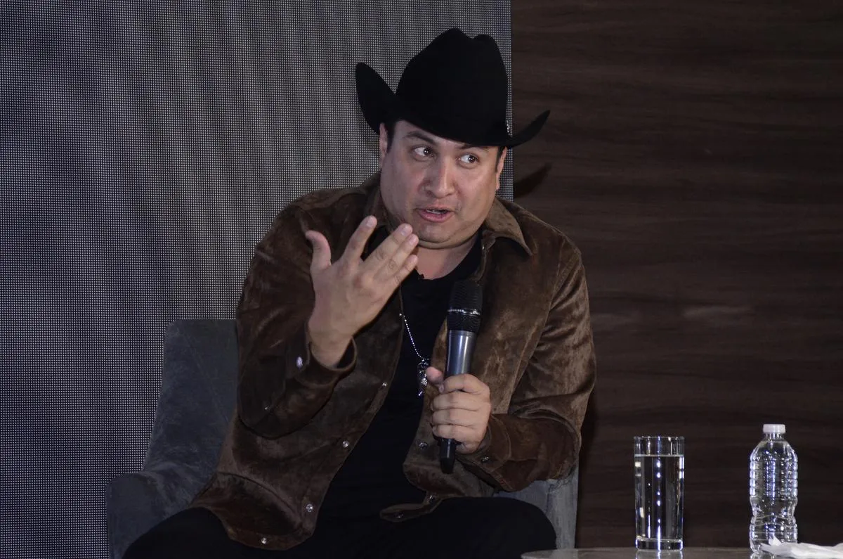 Julión Álvarez sufre acoso en concierto