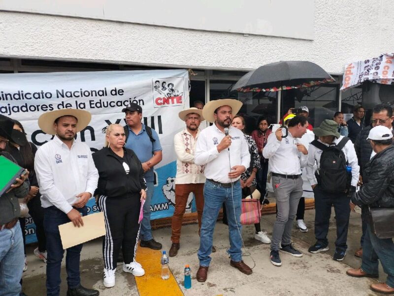 Magisterio de la CNTE realiza manifestación en oficinas de la SEE
