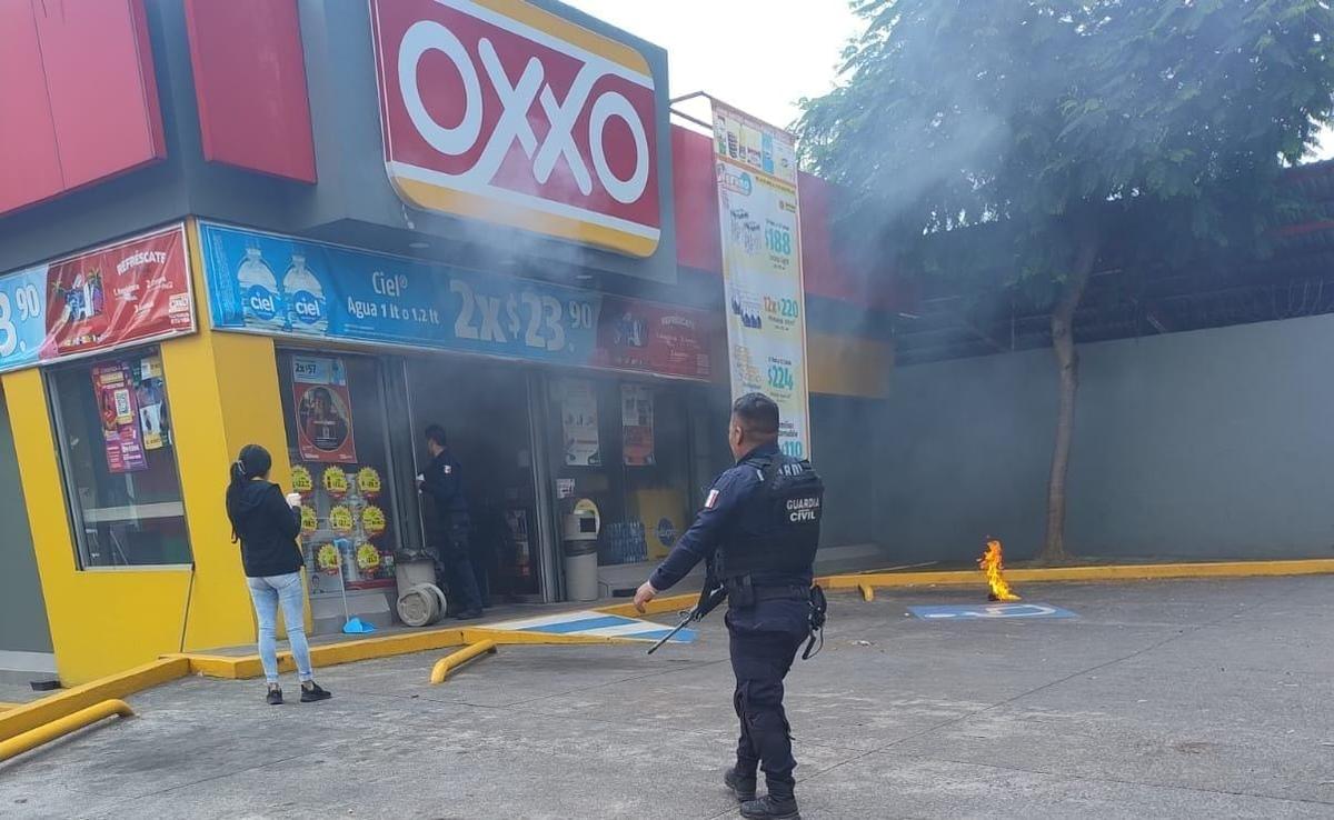 reportan ataques e incendios de tiendas OXXO en Uruapan