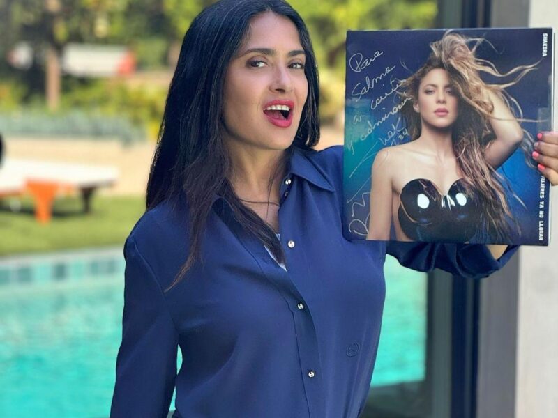 Salma Hayek presume regalo de Shakira
