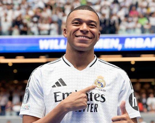 Santiago Bernabeú vibra con la presentación de Kylian Mbappé en Real Madrid