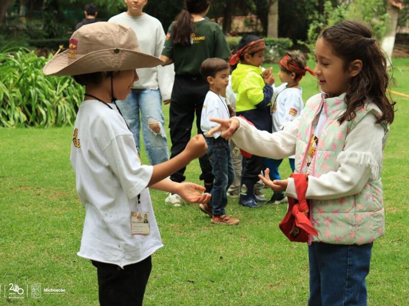 Se un explorador con el curso de verano del zoológico en Morelia