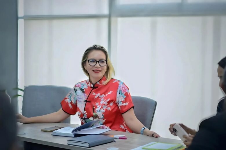 En plena crisis financiera, la UMSNH enfrenta tensiones por el salario de la rectora Yarabí Ávila, superior a 90 mil pesos, mientras sigue habiendo adeudos laborales
