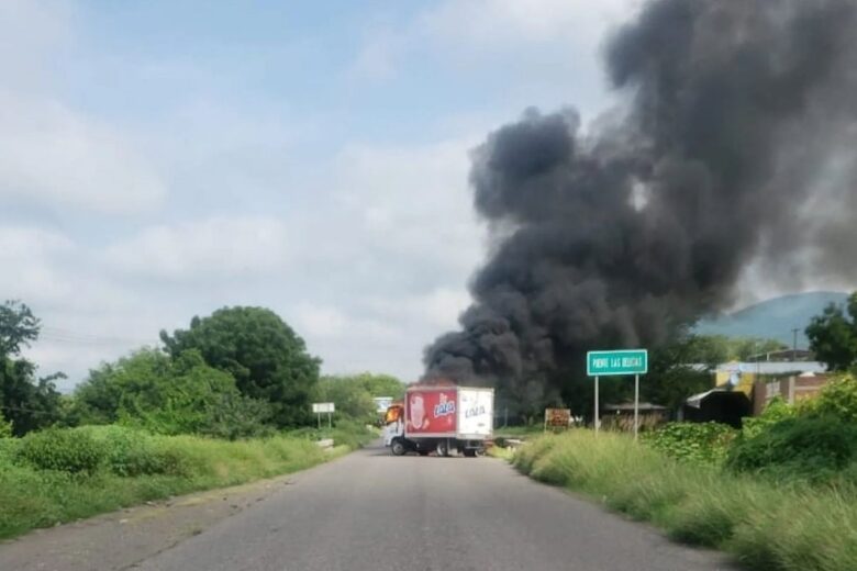 Hoy se cumple el segundo día consecutivo de quema de vehículos y bloqueos carreteros en la tierra caliente de Michoacán. Autoridades activan operativos en la zona 1