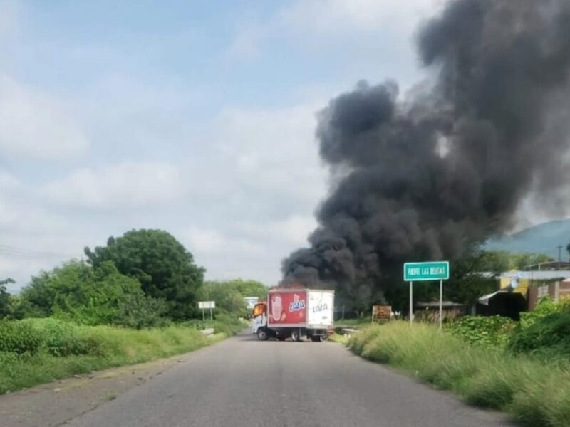 Hoy se cumple el segundo día consecutivo de quema de vehículos y bloqueos carreteros en la tierra caliente de Michoacán. Autoridades activan operativos en la zona 1