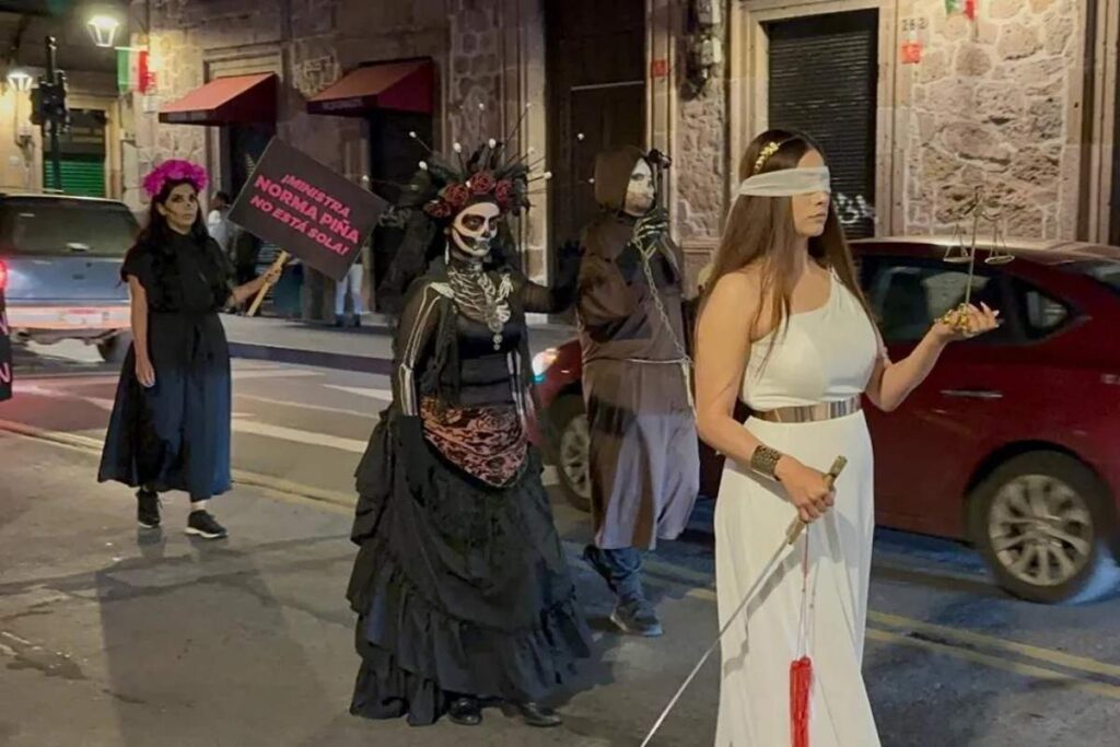 Trabajadores del Poder Judicial marchan en Morelia en protesta contra la reforma judicial propuesta por el presidente Andres Manuel Lopez Obrador 1