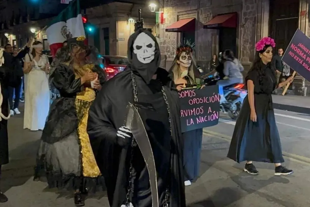 Trabajadores del Poder Judicial marchan en Morelia en protesta contra la reforma judicial propuesta por el presidente Andres Manuel Lopez Obrador 2