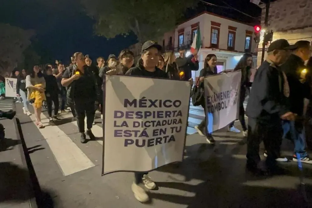 Trabajadores del Poder Judicial marchan en Morelia en protesta contra la reforma judicial propuesta por el presidente Andres Manuel Lopez Obrador 5