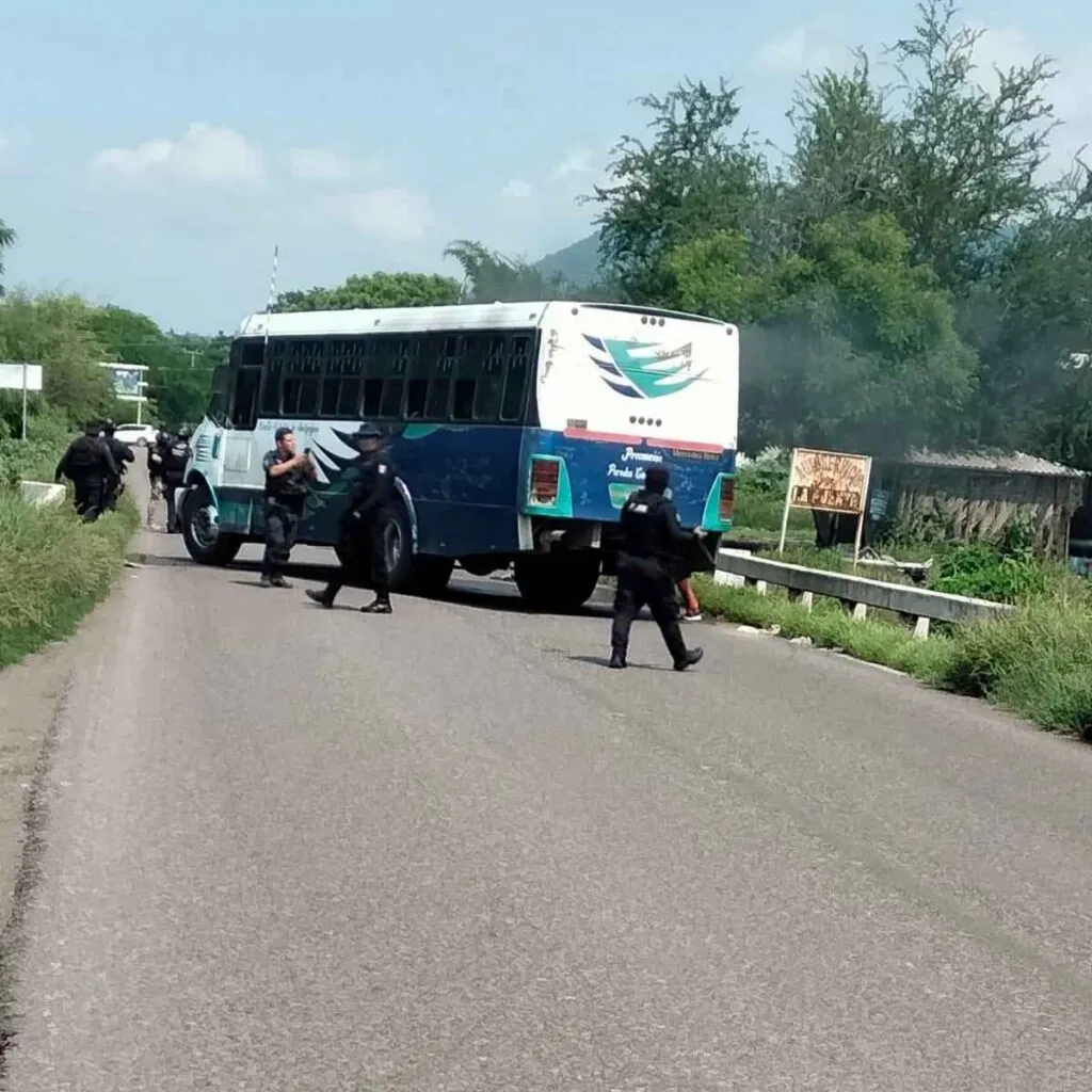 Escalada de violencia en Buenavista Michoacán: disputas entre cárteles, ataques con drones armados, bloqueos y vehículos incendiados; refuerzo militar y Guardia Nacional 4