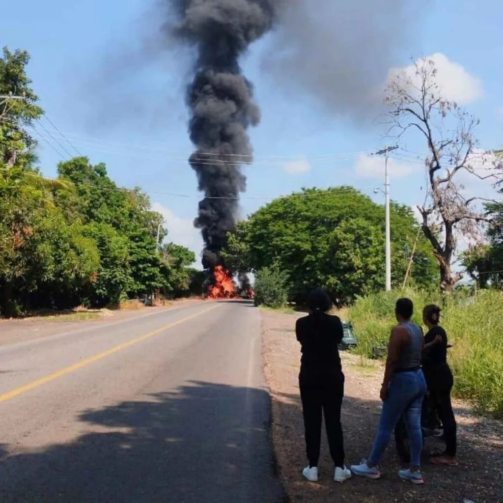 Escalada de violencia en Buenavista Michoacán: disputas entre cárteles, ataques con drones armados, bloqueos y vehículos incendiados; refuerzo militar y Guardia Nacional 5