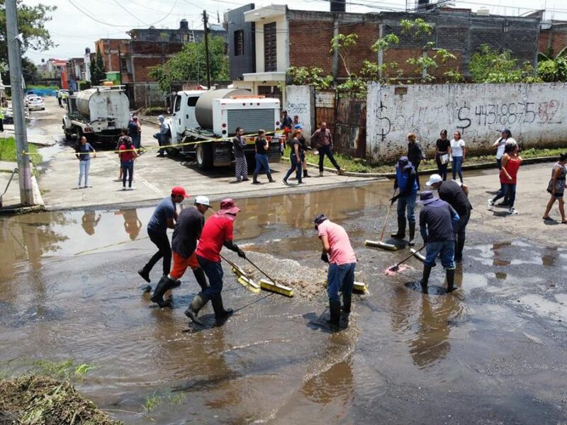 Ayuntamiento de Morelia realiza limpieza en colonia afectada por las inundaciones