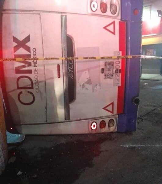 camión de pasajeros sufre volcadura en Calzada Ignacio Zaragoza; hay 40 lesionados