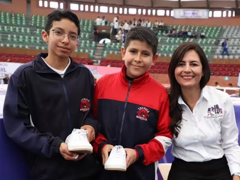 Dan 200 mil tenis para alumnos de secundaria en Michoacán como apoyo escolar