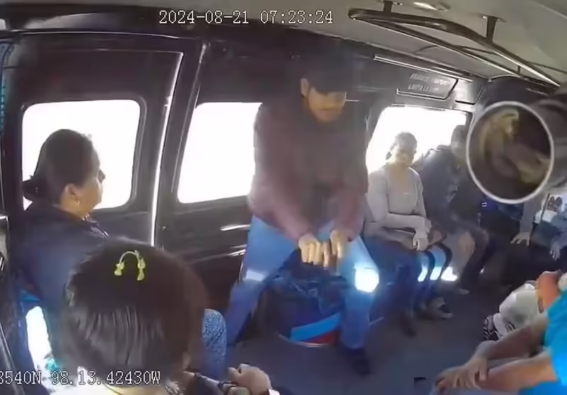 exhiben fotos de culpable de asalto en combi de Puebla